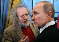Putins Russland – Wladimir Putin hat seine eigene Theorie über den Unterschied zwischen Feinden und Verrätern. Alexei Wenediktow, Chef des Radiosenders "Echo Moskau", erklärt, warum Putin mit Verrätern keine Gnade hat.