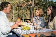 Stonehouse – Gemeinsames Picknick im australischen Busch: John Stonehouse (Matthew Macfadyen, li.), seine Frau Barbara Stonehouse (Keeley Hawes, Mi.) und seine Geliebte Sheila Buckey (Emer Heatley, re.)