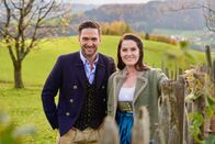 Servus Musikantenstammtisch – Moderatoren Conny Bürgler und Richard Deutinger bei der Mostschänke Hussenbauer bei Mondsee, Oberösterreich, Österreich.