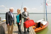 Die Rosenheim-Cops – Controllerin Patrizia Ortmann freut sich, bei einer Bootstour den Vater von Kommissar Sven Hansen kennen zu lernen (v.li.: Friedhelm Ptok, Diana Staehly, Igor Jeftic).