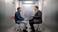 heute-show extra - Next Stop Köster – Fabian Köster (l.) spricht in dieser Folge seines Talkformats "Next Stop Köster" mit dem SPD-Vorsitzenden, Bundesfinanzminister und Vizekanzler Lars Klingbeil (r.) im Aufzug.