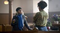 Mord auf Shetland – ARD Degeto MORD AUF SHETLAND - BÖSES BLUT Uhr im ERSTEN, online first ab Donnerstag (17.04.25) in der ARD MEDIATHEK Ruth (Ashley Jensen, li.) verdächtigt ihre Schwägerin Amma (Nina Toussaint-White). - Motiv aus Teil 1