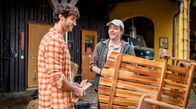 Sturm der Liebe – Gerry (Johannes Huth, r.) hilft Noah (Christopher Jan Busse, l.) auf seine Art.