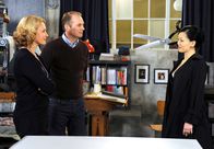 Rote Rosen – ARD ROTE ROSEN FOLGE 1711 Uhr im ERSTEN. Tine (Maike Bollow, l.) ist erleichtert, dass Malte (Marcus Bluhme, M.) eine gute Erklärung für sein Treffen mit Lydia (Yvonne Yung Hee Bormann, r.) hat.