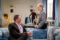 Sturm der Liebe – Robert (Lorenzo Patané, M.) wird Zeuge, wie Christoph (Dieter Bach, l.) Annabelle (Jenny Löffler, r.) ein lukratives Angebot macht.