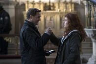Detective Laura Diamond – Während Laura (Debra Messing, r.) privat so einige Probleme hat, sich zwischen Jake (Josh Lucas, l.) und Tony zu entscheiden, stößt sie auch beruflich auf ein Liebesdreieck ...