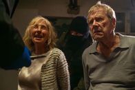 Aktenzeichen XY... Ungelöst – Böse Überraschung am Abend: Zwei Räuber überfallen ein Ehepaar im heimischen Wohnzimmer. Die Täter scheinen gut über den Tatort informiert zu sein.