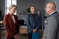 Die Rosenheim-Cops – Die vertretenden Kommissare Laura Schmidt (Marija Kovčo, l.) und Thomas Schmidt (Moritz von Zeddelmann, M.) versichern Polizeidirektor Achtziger (Alexander Duda, r.), dass sie mit vollem Elan die Ermittlungen aufnehmen.
