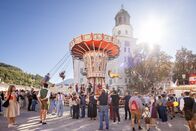 Heimatleuchten – Besucher*innen der Rupertikirtag fähren mit der Kettenkarusell