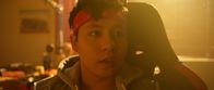 neoriginal: Doppelhaushälfte – Rocco (Hoang Minh Ha) ist als einziges Mitglied der Familie Knuppe noch kein Zombie und hilft Mari beim Kampf gegen die Blutsauger.