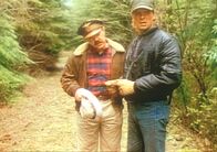 MacGyver – Dalton (Bruce McGill, l.) und MacGyver (Richar Dean Anderson, r.) haben eine Spur von dem verschwundenen Pete entdeckt.