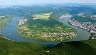 Der Südwesten von oben – WDR Fernsehen DER RHEIN VON OBEN TEIL 1, "Von der Quelle zum Deutschen Eck", Film von Peter Bardehle Uhr. Bei Boppard windet sich der Rhein in einer eleganten S-Kurve.