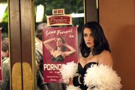 Pornorama oder die Bekenntnisse der mannstollen Näherin Rita Brauchts – Es steht eine meterlange Schlange vor dem Kino - allerdings möchte keiner den Film "Pornorama" mit Gina Ferrari (Valentina Lodovini) sehen, sondern den Konkurrenzfilm im Kino nebenan ...