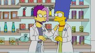 Die Simpsons – THE SIMPSONS: When Maggie goes to pre-school, Marge decides to get a job to pass the time and ends up working at an upscale weed dispensary. Then, Homer decides to open his own dispensary that mimics a sketchy drug deal, putting their two businesses at odds in the ÒHighway To WellÓ episode of THE SIMPSONS airing Sunday, March 22 (8:00-8:30 PM ET/PT) on FOX. Guest voice Chelsea Peretti. THE SIMPSONS