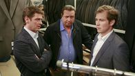 Die Rosenheim-Cops – Die Kommissare Christian Lind (Tom Mikulla, l.) und Florian Prantl (Andreas Giebel, M.) befragen Stefan Ohlmueller (Stefan Murr, r.) im aktuellen Mordfall.