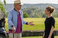 Sturm der Liebe – Werner (Dirk Galuba, l. mit Isabell Stern, r.) verletzt sich beim Training für das Golfturnier.