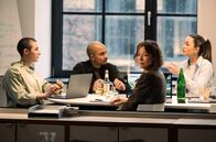 Tatort – Nicola Koch (Jenny Schily, vorne) ist die Herausgeberin und Chefredakteurin des Stadtmagazins Cologne.Alive". Hier bei der Redaktionsbesprechung mit ihrem Team.