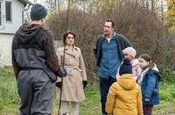 Kommt ein Vogel geflogen – Naiv skandieren die Kinder „Rotfront verrecke“, wie sie es vom Papagei gelernt haben, was den Nachbarn (Holger Stockhaus, ganz links) auf den Plan ruft. Wie können Beyza Kaya-Westermaier (Uygar Tamer) und Nathan (Hans Löw) reagieren?