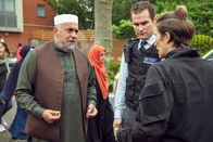 Trigger Point – Lana (Vicky McClure, r.) befragt Imam Mohammed (Elija Braik, l.) nach der verdächtigen Plastiktüte in seiner Moschee. Thom (Mark Stanley, M.) vertraut ganz auf den Instinkt seiner Freundin.