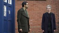 Doctor Who – Der Doctor (Peter Capaldi) und Bennett (Arsher Ali, l)