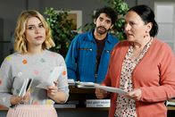 Die Rosenheim-Cops – Der Automechaniker Dominik Meis ist auf der Suche nach Pathologin Atay. Von links: Christin Lange (Sarah Thonig), Dominik Meis (Younes Tissinte), Marianne Grasegger (Ursula Maria Burkhart).
