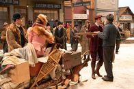 Ruf der Wildnis – Vorne: Hal (Dan Stevens, 2.v.r.), John Thornton (Harrison Ford, r.).