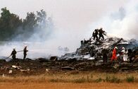 Große Erfindungen – Feuerwehrleute löschten die letzten Flammen der Air France Concorde, die kurz nach dem Start am Dienstag, Juli, außerhalb von Paris abstürzte