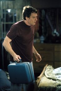 Malcolm mittendrin – Hal (Bryan Cranston) schleppt einen Koffer voller Rechnungen, Quittungen und sonstiger Belege an, die sich über viele Jahre im Haushalt angesammelt haben.