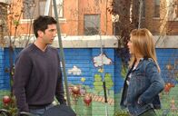 Friends – Ross (David Schwimmer, l.) ist der Meinung, das man frühkindliche Ängste bekämpfen muss, also konfrontiert er sich mit einer Spinne und setzt Rachel (Jennifer Aniston, r.) auf eine Schaukel. Doch Rachel schneidet erheblich besser ab ...