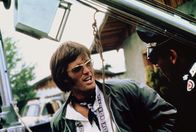 Easy Rider – Biker Wyatt (Peter Fonda, l.) wird von einem Polizisten angehalten, da er sich einfach einer Parade angeschlossen hat.