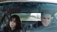 The Next Level – Wie ein Bodyguard: Paula (Paula Kober, li.) kann ihren Vater Bodo Brenner (Jens Harzer, re.) nicht ausstehen.