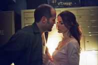 Bank Job – Terry Leather (Jason Statham, l.); Martine Love (Saffron Burrows, r.)