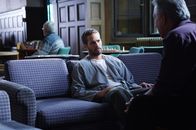 The Lazarus Project – Der Preis, den Father Ezra (Bob Gunton, r.) für die Verlängerung des Lebens von Ben (Paul Walker, l.) verlangt, ist nicht das, was der zum Tode Verurteilte bereit ist zu zahlen ...
