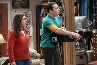 The Big Bang Theory – Sheldon (Jim Parsons, r.) will mit Hilfe eines Emotionendetektors lernen, die Gefühle seiner Freunde besser zu verstehen. Fragt sich nur, was Amy (Mayim Bialik, l.) und der Rest der Nerd-Crew davon halten werden ...