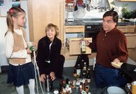 Mutter kommt in Fahrt – Der frühpensionierte Herbert (Elmar Wepper) erklärt seiner Frau Eva Maria (Gila von Weitershausen) und Enkelin Luise (Zoe Welsch), wie er nun den Haushalt nach "praktischen" Gesichtspunkten reorganisieren kann.
