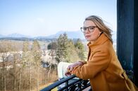 Sturm der Liebe – Josie (Lena Conzendorf) wartet auf demTurm auf Paul.