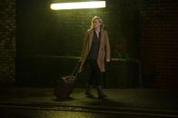 From Darkness – Claire Church (Anne-Marie Duff) fühlt sich nach dem Drohanruf nicht mehr sicher. Sie möchte eine Unterkunft finden, in der sie nicht so leicht angegriffen werden kann.