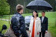 Sturm der Liebe – Sophia (Krista Birkner, M.) verhindert Henrys (Elias Reichert, l., mit Martin Müller, r.) erneute Flucht und der knickt schließlich ein.