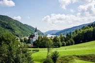 Heimatleuchten – Trappistenbier im Stift Engelszell. Die Brauerei Stift Engelszell ist eine von derzeit weltweit elf Trappistenbrauereien, die diese Spezialität herstellen darf. Das Engelszeller Trappistenbier ist im deutschsprachigen Raum einzigartig. Die Geistlichen verwenden ungewöhnliche Zutaten wie Hefe oder Honig aus Eigenproduktion. In der Komposition ihrer Biere lassen sie sich von der Naturlandschaft rund um das Kloster inspirieren, ebenso wie sie mit der Auswahl der Rohstoffe aus dem regionalen Umfeld ihre ethische und ökologische Verantwortung für Mensch und Natur zum Ausdruck bringen wollen.