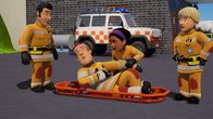 Feuerwehrmann Sam – Helen zeigt, wie Verletzte am besten transportiert werden. Sam spielt den Patienten.