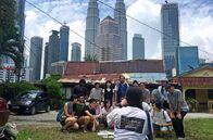 Magic Cities – PHOENIX MAGIC CITIES, "Kuala Lumpur" Uhr. Die "Urban Sketchers" kommen aus Kuala Lumpur. Sie haben ihre eigene Kultur und ihren eigenen Lifestyle.