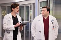 Chicago Med – (l-r) Devin Kawaoka als Kai Tanaka-Reed, Conor Perkins als Zach Hudgins