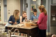 Last Man Standing – (v.li.) Amanda Fuller (Kristin Baxter), Kaitlyn Dever (Eve Baxter), Molly Ephraim (Mandy Baxter), Nancy Travis (Vanessa Baxter).