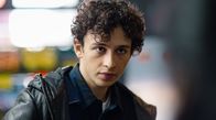 Asbest – Jameel Kaval (Shadi Eck) diskutiert mit seiner Mutter Amira (Jasmin Tabatabai, re.) über Geld für eine Klassenfahrt.