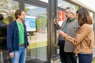 Die Rosenheim-Cops – Im Rahmen der Ermittlungen befragen die Kommissare Stadler (Dieter Fischer, M.) und Beck (Michaela Weingartner, r.) den Verkaufsleiter des Opfers, Luis Abt (Felix von Bredow, l.), zu seinem Chef.