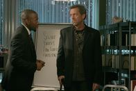Dr. House – Dr. Eric Foreman (Omar Epps, l.) sieht endlich seine Chance gekommen, seinen Rivalen Dr. House (Hugh Laurie, r.) bloßstellen zu können ...
