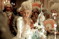 Marie Antoinette – Ihr 18. Geburtstag wird gebührend gefeiert. Für einen Moment vergisst Marie-Antoinette (Kirsten Dunst) den großen Druck, der auf ihren Schultern liegt ...