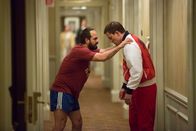 Foxcatcher – L-R: David (Mark Ruffalo) verfolgt die Entwicklung seines Bruders Mark (Channing Tatum) mit großer Sorge.