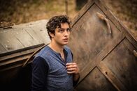 Under the Dome – Während eine Epidemie in Chester's Mill ausbricht, hält Junior (Alex Koch) Angie immer noch gefangen. Doch was hat er mit ihr vor?