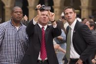 8 Blickwinkel – Barnes (Dennis Quaid, M.) Instinkt sagt ihm, dass auf der Kamera von Howard Lewis (Forest Whitaker, l.) etwas zu sehen ist, das sie zum Attentäter führen könnte.